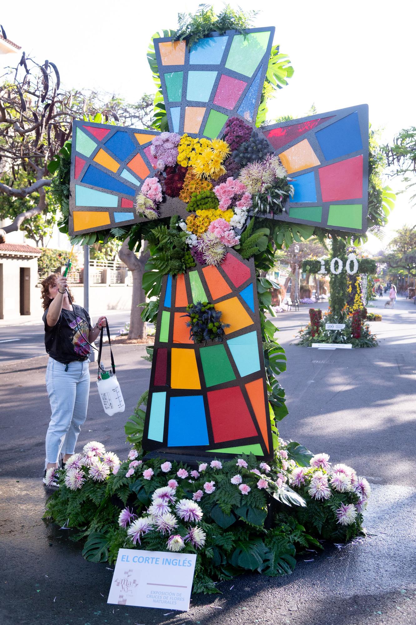 Exhibición de cruces de las doce empresas colaboradoras en las Fiestas de Mayo de Santa Cruz de Tenerife