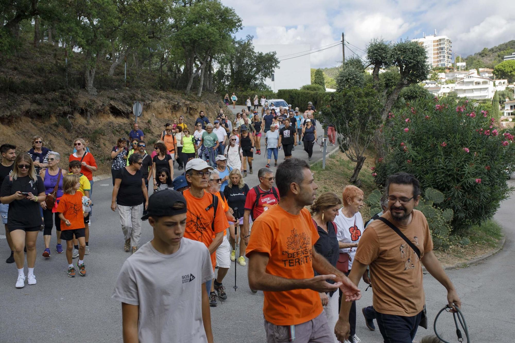 Els activistes han demanat la reobertura del camí de ronda al seu pas per Can Juncadella