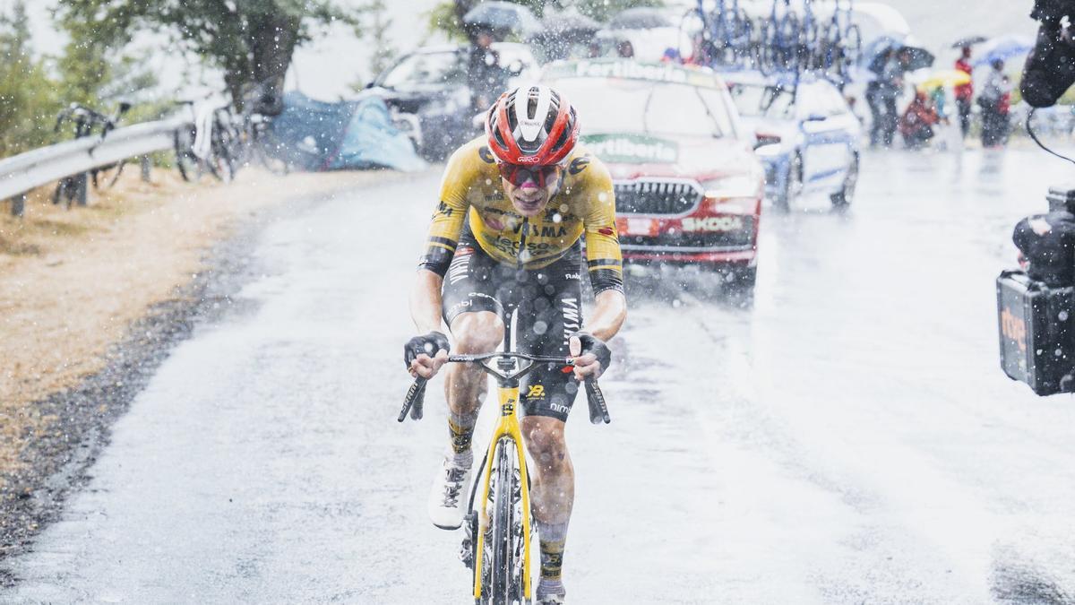Jonas Vingegaard, ganador de la Vuelta 2025, bajo la lluvia.