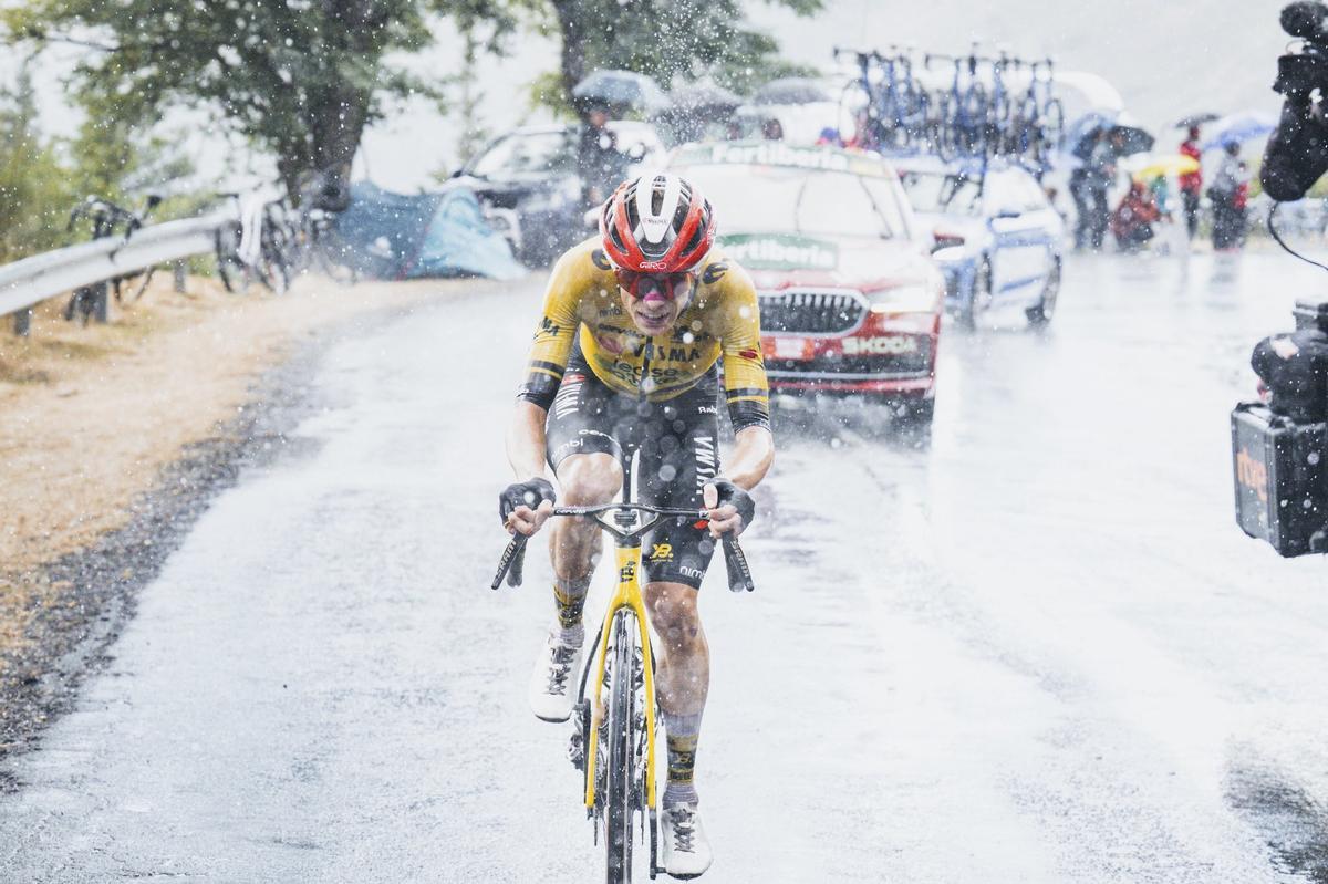Jonas Vingegaard, ganador de la Vuelta 2025, bajo la lluvia.