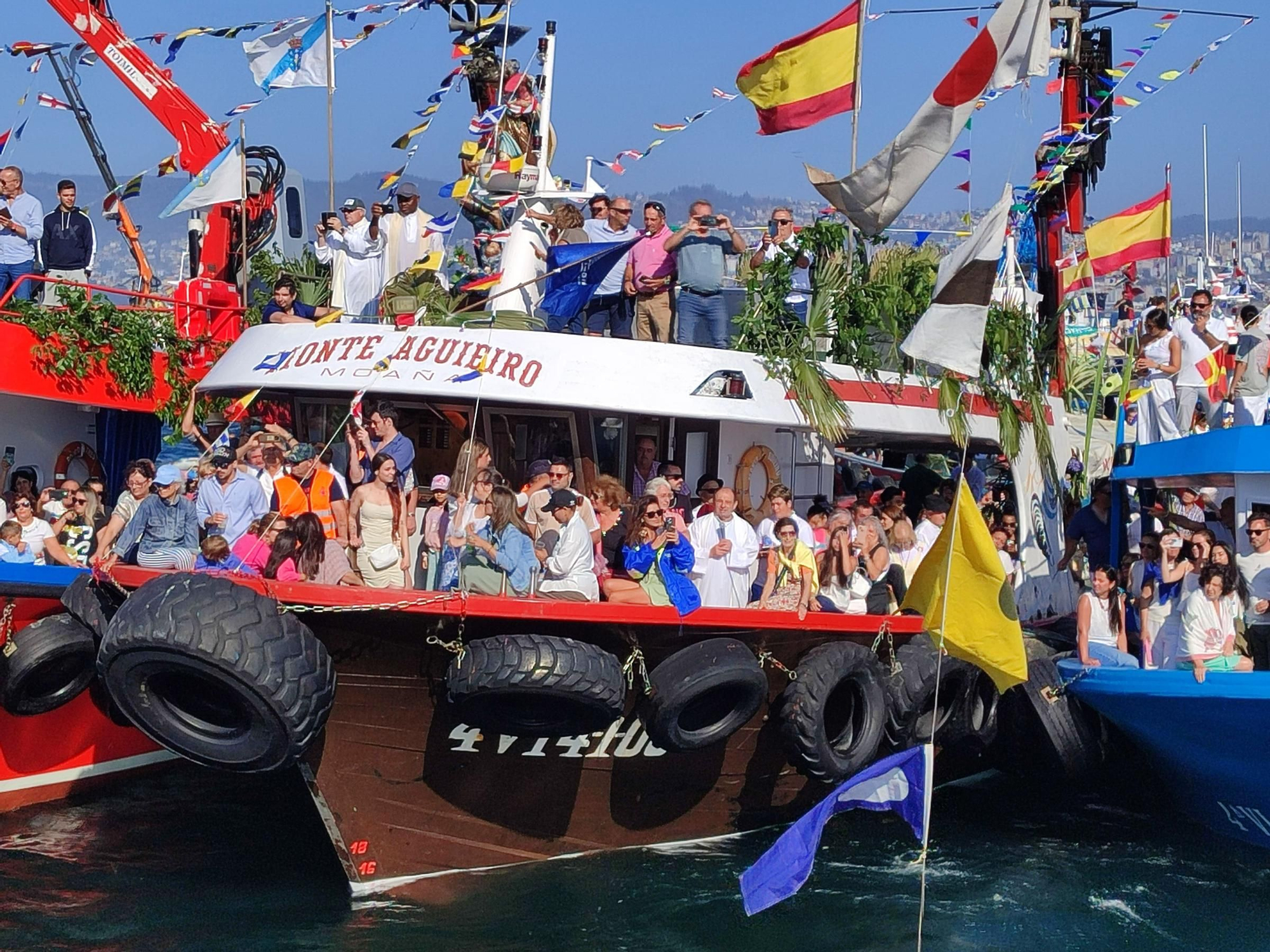 Cangas se hace a la mar por su Virgen del Carmen