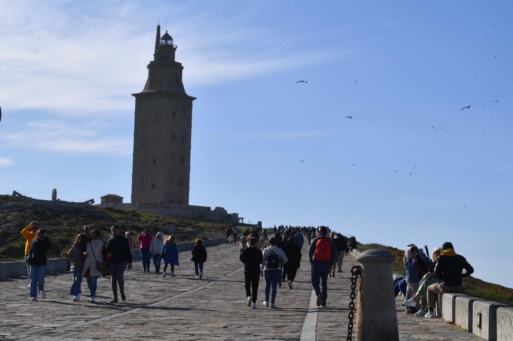 Semana Santa en A Coruña: turistas en la Torre de Hércules