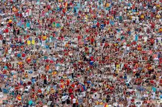 Prieto anima a los turistas a repetir la experiencia y vivir el Mundial de 2030 en la playa de Gandia