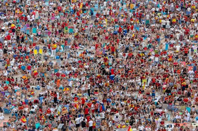 Prieto anima a la escritora Elvira Sastre a repetir la experiencia y vivir el Mundial de 2030 en la playa de Gandia