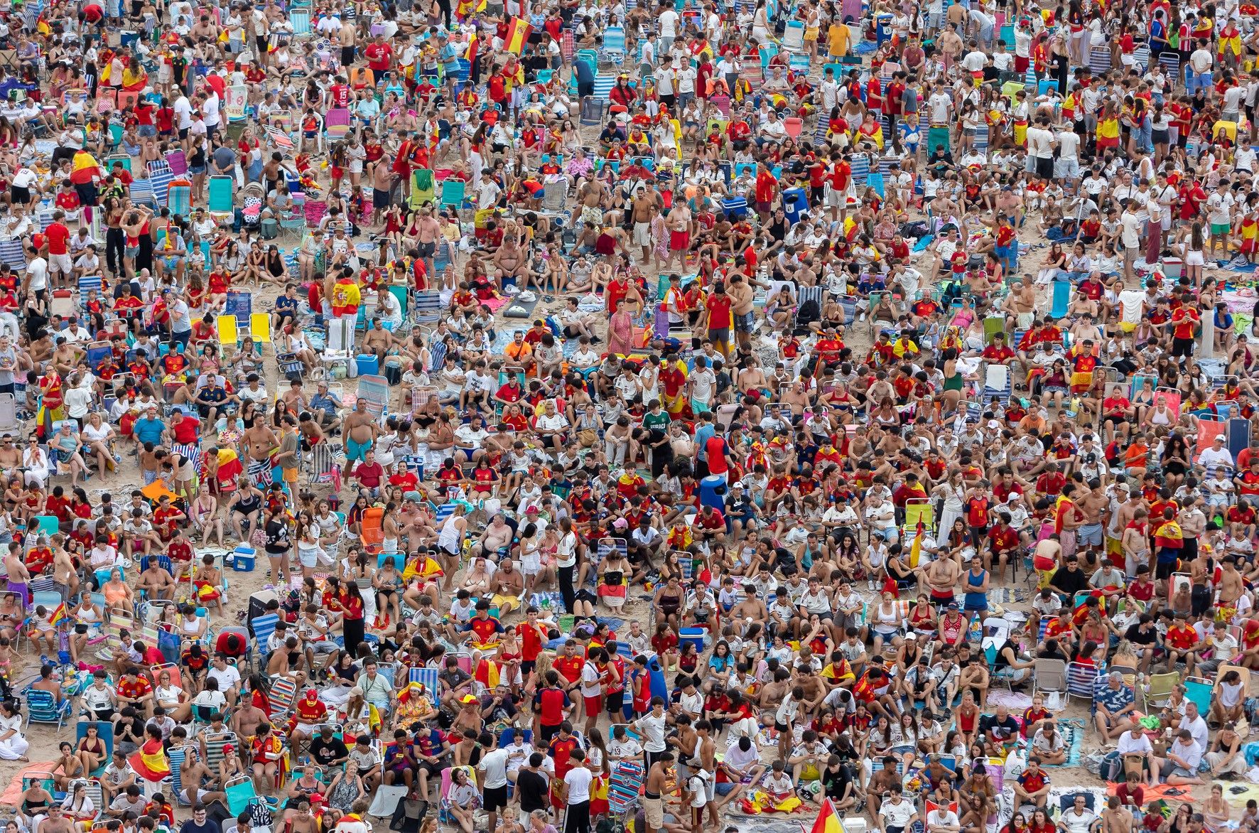 Público en la final del domingo en la playa de Gandia.