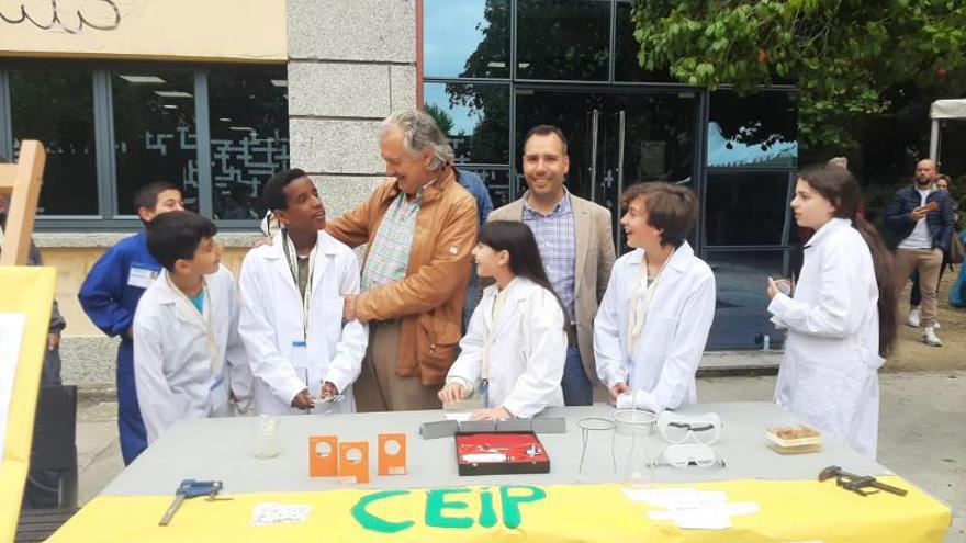 El alcalde, Juan Manuel Rey, saludando a los pequeños científicosde los centros de Caldas//concello de caldas