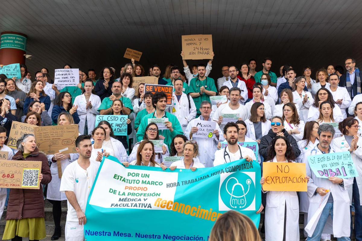 Concentración en el hospital Clínico en el último día de la huelga de médicos en Aragón.
