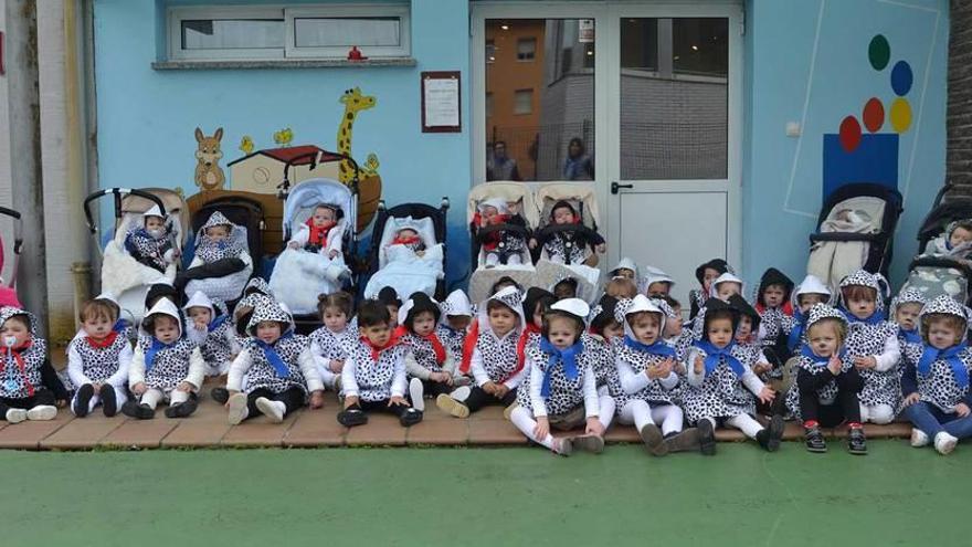 Los niños de la escuela infantil llanisca.