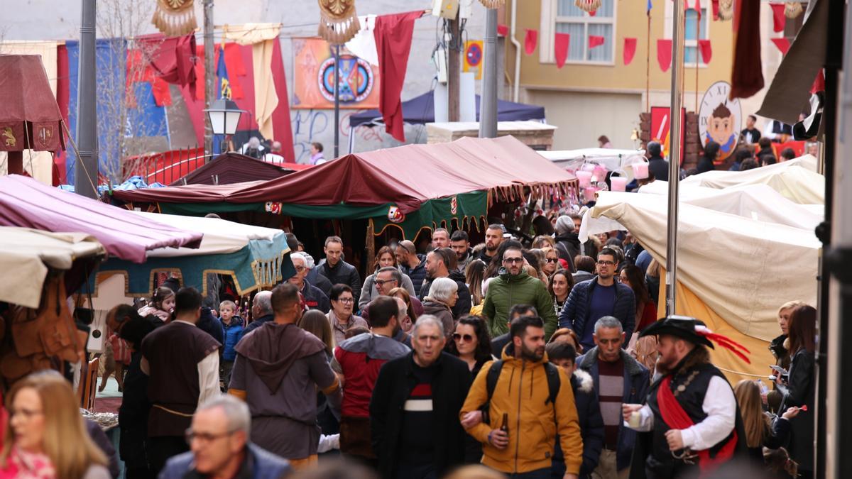Las Fiestas del Medievo de Villena reúnen a miles de personas en el casco antiguo durante un fin de semana.