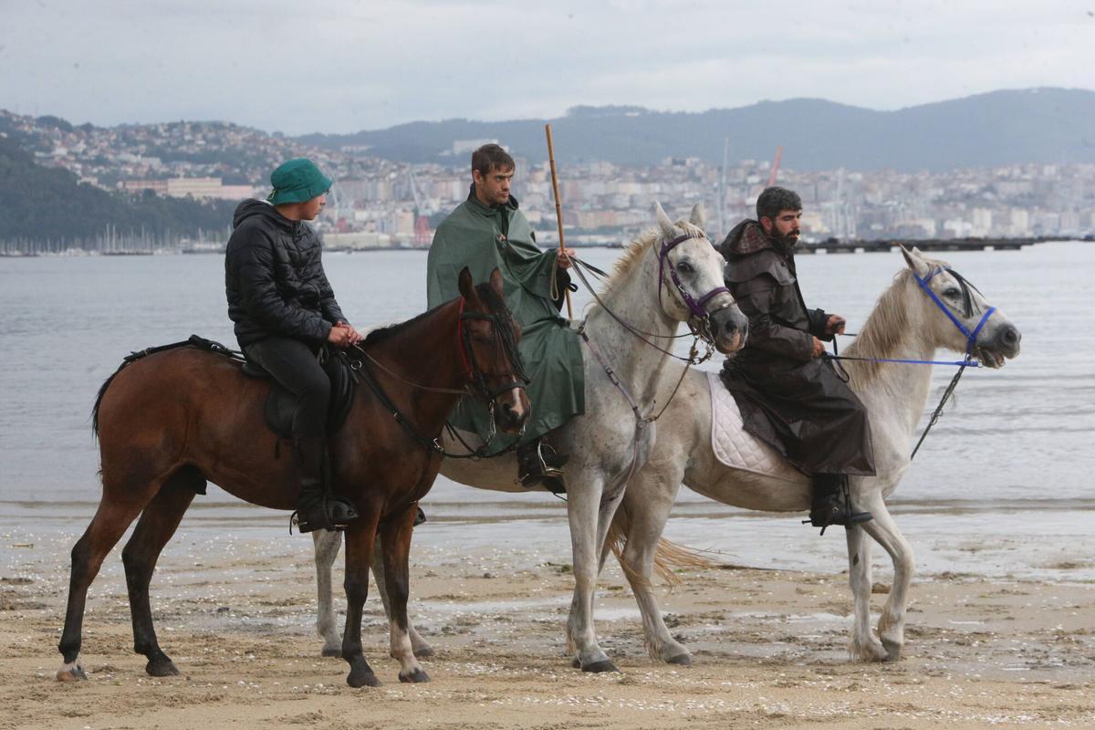 Alrededor de 70 jinetes procedentes de diferentes zonas de la comarca, de Vigo, Baiona y hasta de Pontecaldelas participaron en la XIII Xuntanza Cabalar