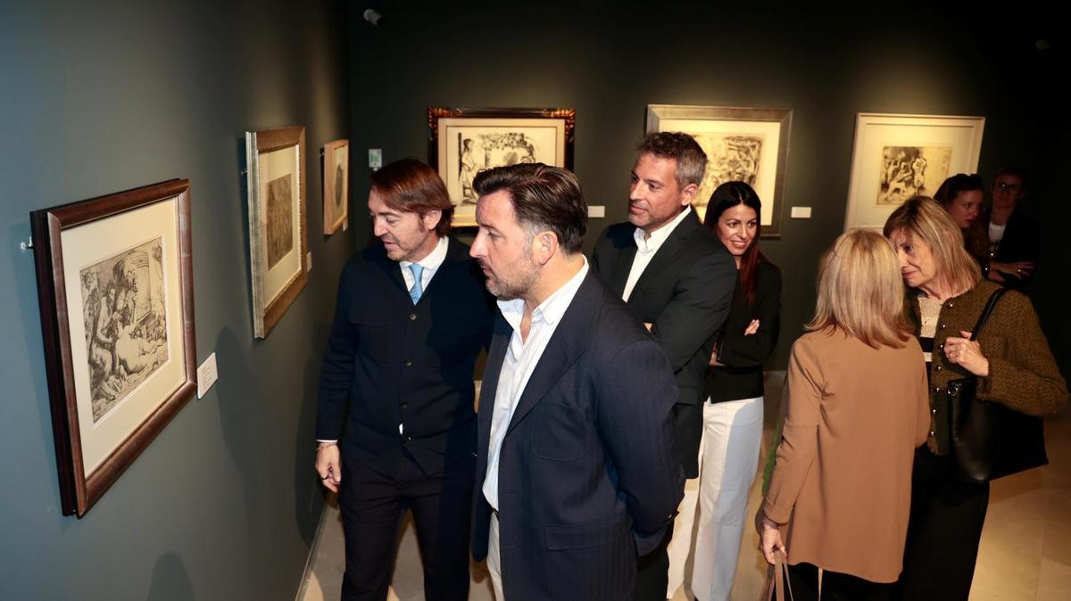 La comitiva inaugural de la exposición en Elche observa grabados de reconocidos pintores. Al fondo, tres de Picasso
