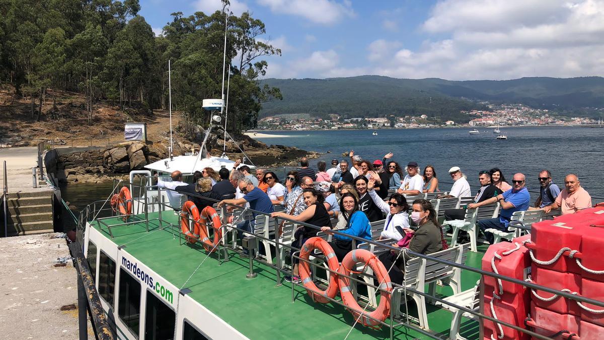 Uno de los barcos que realiza la ruta, atracado en la isla