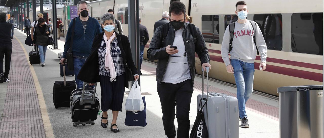 Llegada de pasajeros a la estación de Guixar.