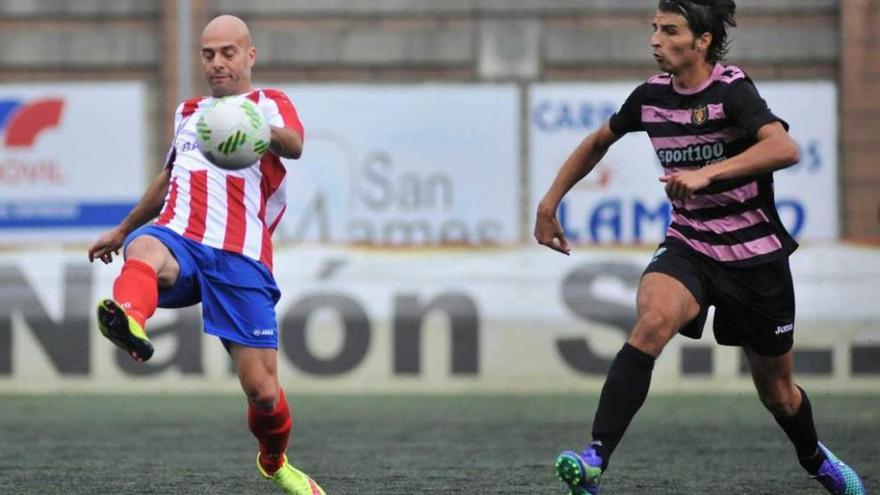 Adrián Quintairos controla el esférico en el duelo ante el Tuilla.