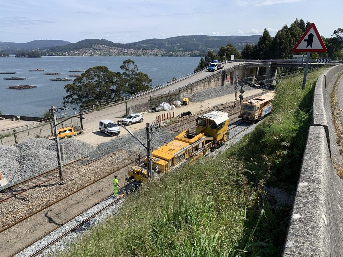 Trabajos de los operarios de Adif en el tramo ferroviario entre Guixar y Redondela.