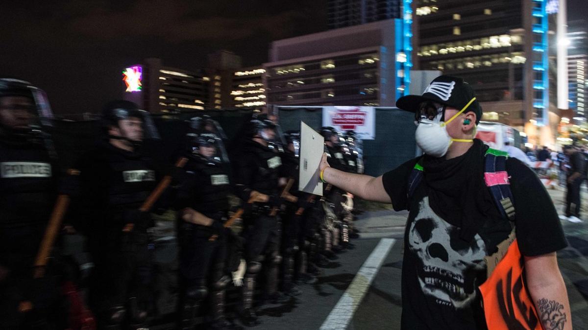 Un manifestante se encara con la policía, este viernes, tras decretarse el toque de queda en Charlotte.