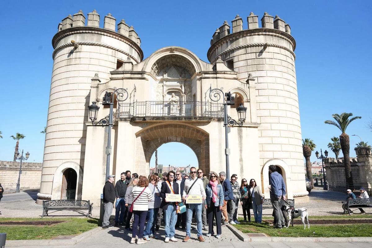 Asistentes al recorrido se concentran en Puerta de Palmas la mañana de este domingo.