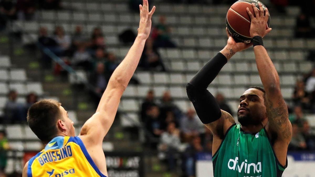 El jugador del Joventut Richard lanza a canasta ante el del Gran Canaria Brussino.