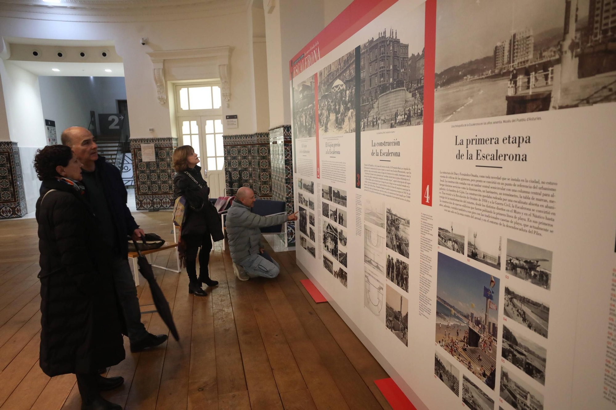 Visitantes en la exposición "Guardianes del tiempo" organizada por LA NUEVA ESPAÑA
