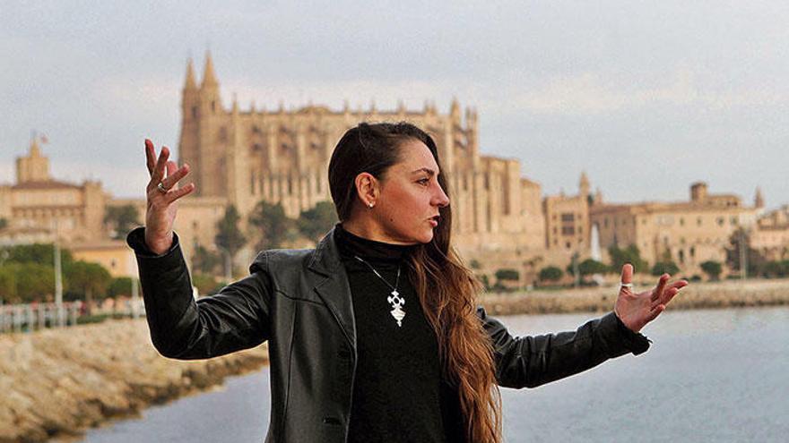 Carmen Jaime vor der Kathedrale in Palma: Im Dezember 2018 trug sie hier den Sybillengesang vor.