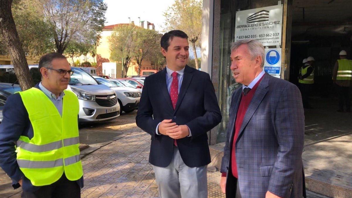 José María Bellido y José Antonio Piedra, durante la visita a la promoción de  Injupisa SLU