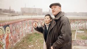 Gene Hackman y su pareja, Betsy Arakawa, junto al muro de Berlín, en el distrito de Kreuzberg, en marzo de 1989, ciudad que visitaron con motivo del rodaje de una película..