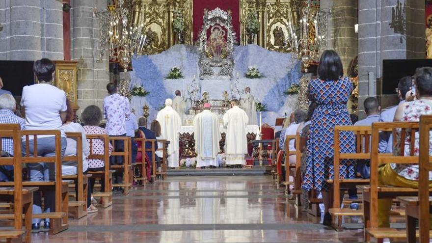 La Virgen del Pino baja del camarín