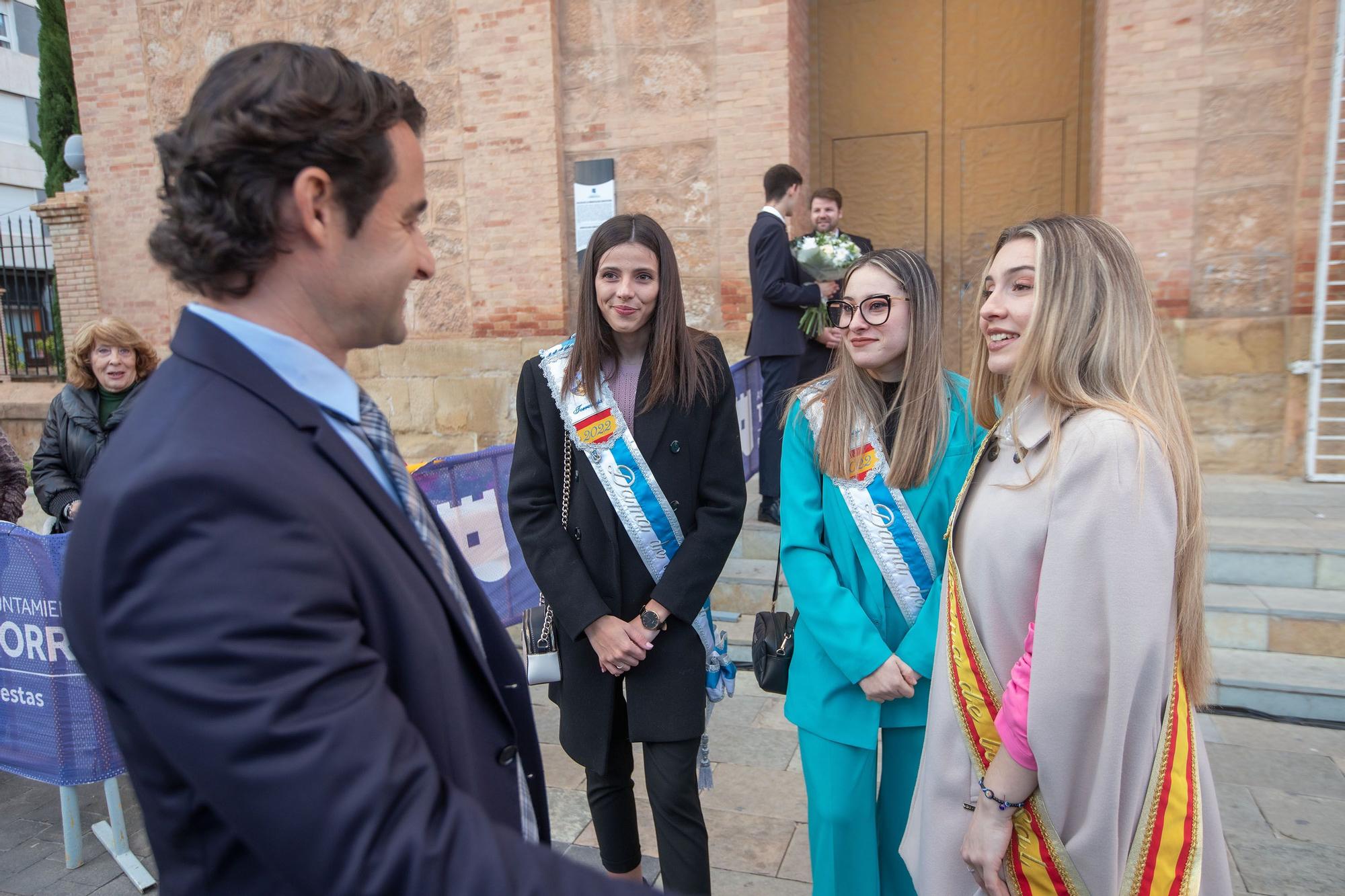 Más de 70 entidades y asociaciones participan en la multitudinaria ofrenda a la patrona que vistió de flores la fachada de iglesia de la Inmaculada Concepción