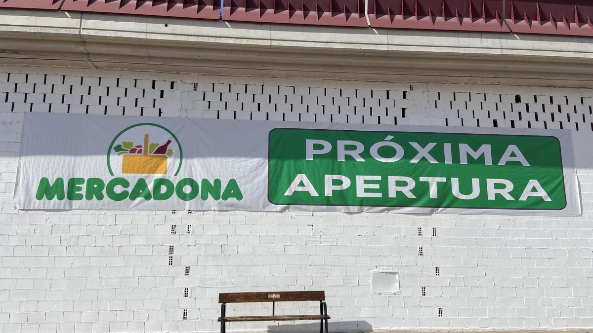 Cartel de próxima apertura en la fachada del nuevo centro.