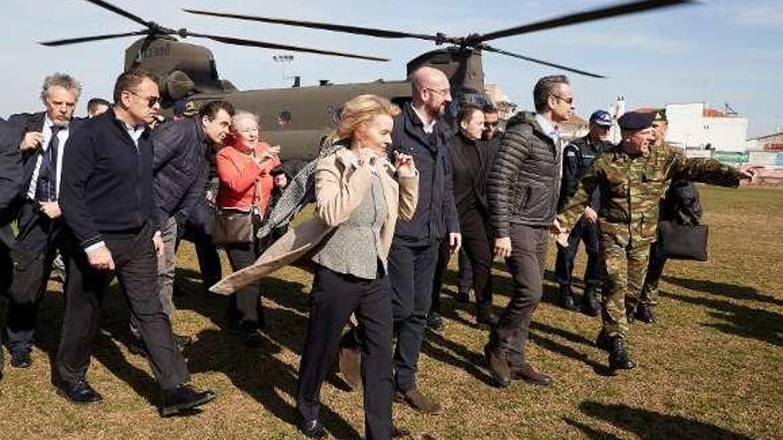 Von der Leyen, Michel y Mitsotakis, a su llegada a la frontera. // Reuters