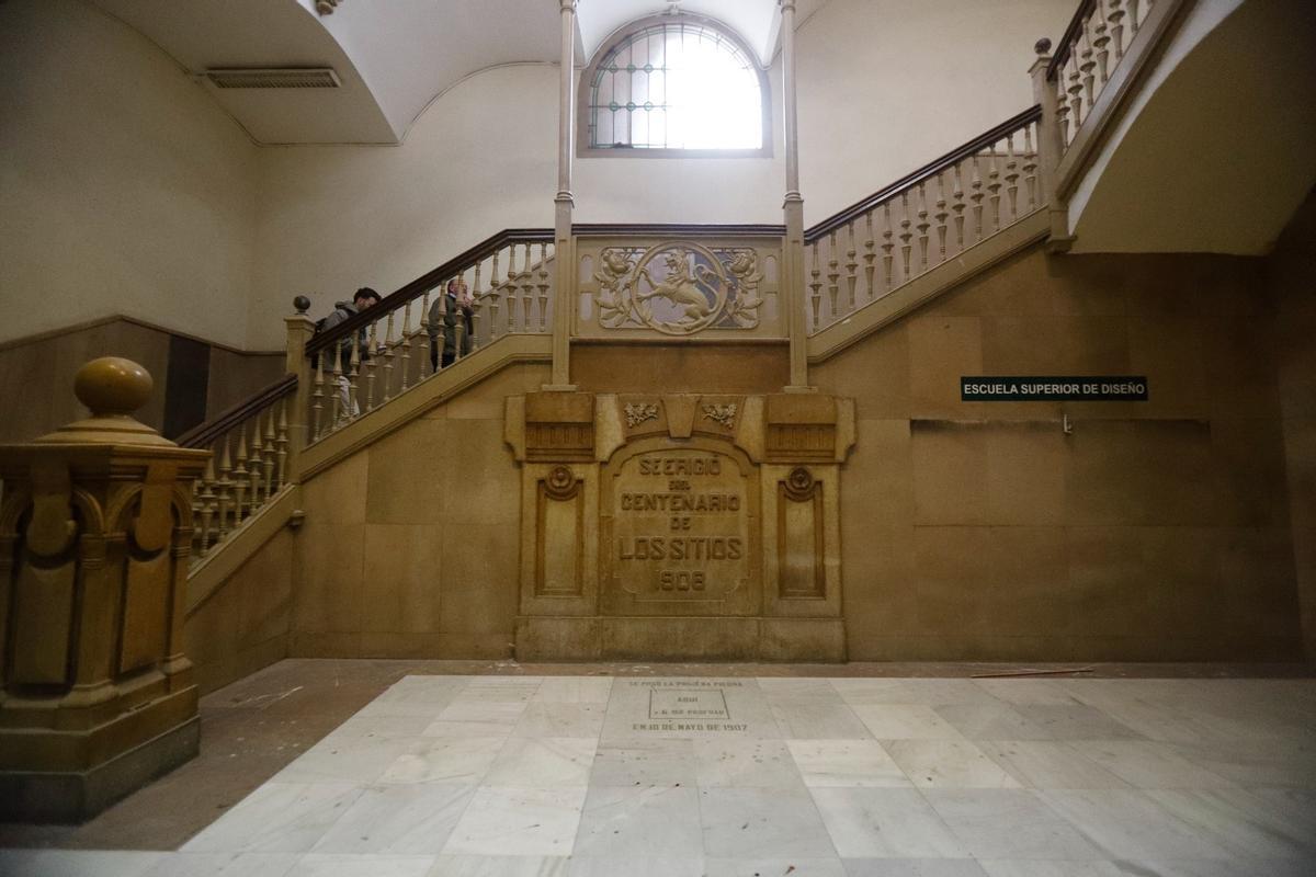 Escalera principal de la antigua Escuela de Artes y Oficios de Zaragoza.