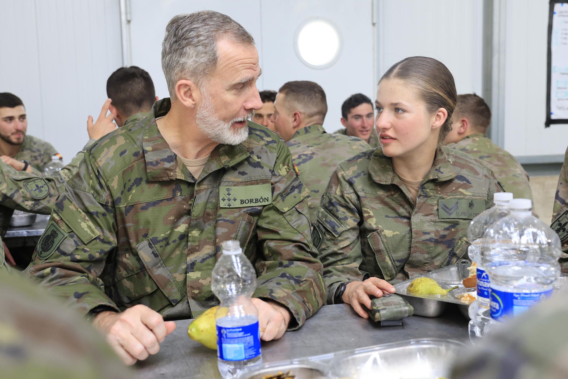 Así fue la visita de Felipe VI a San Gregorio para ver las maniobras de combate de la princesa Leonor