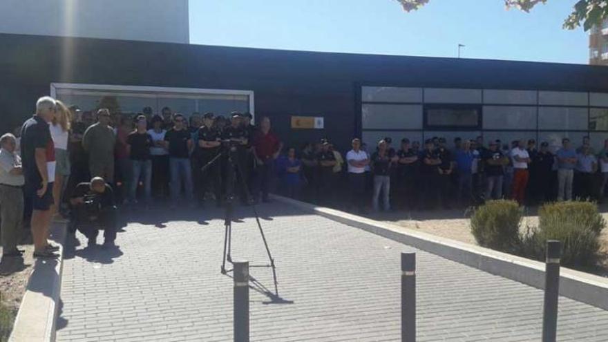 70 personas se concentran en la comisaría de Cáceres en apoyo de los policías en Cataluña