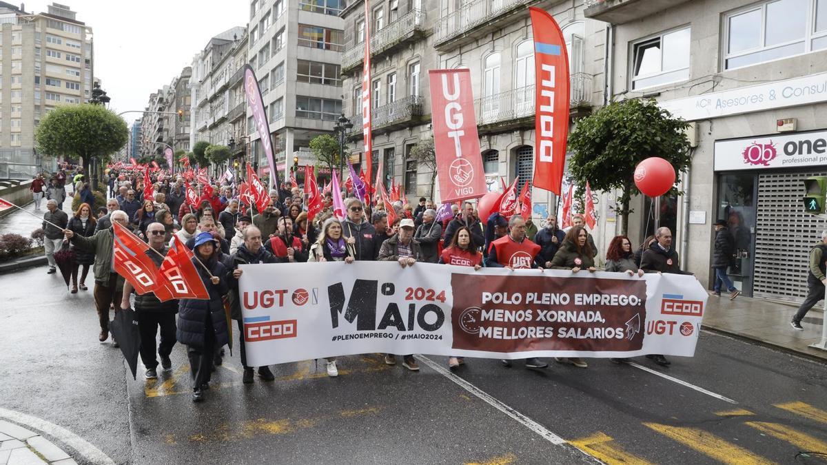 El Primero de Mayo resiste a la lluvia y marcha en Vigo por el pleno empleo