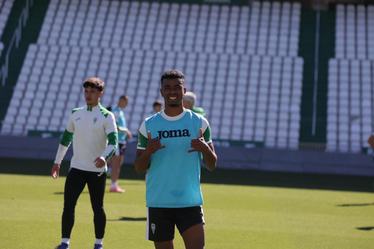 Dalisson de Almeida, ayer, durante la última sesión de entrenamiento del Córdoba CF antes del encuentro en Riazor.
