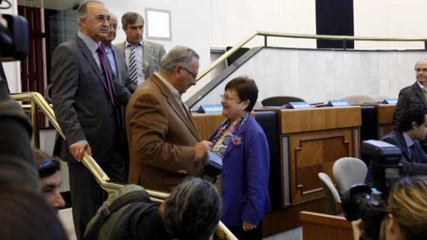 La presidenta de la Diputación con los agricultores antes de iniciar la Mesa del Agua, ayer.