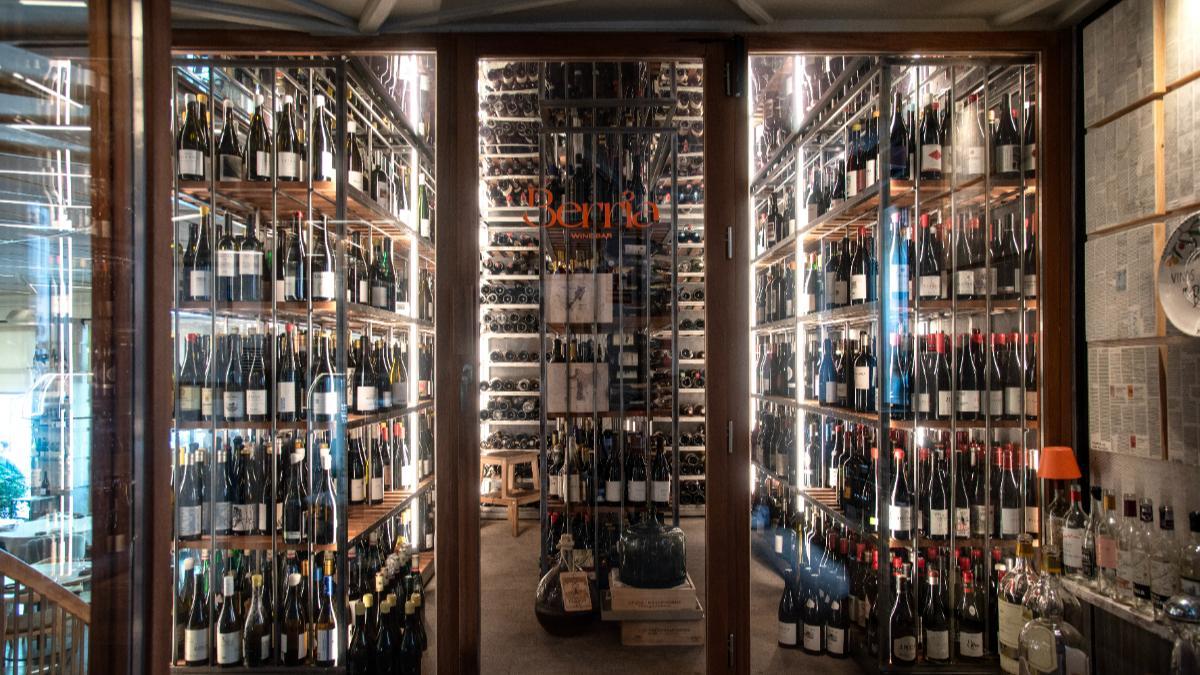 El interior de Berria, frente a la Puerta de Alcalá, combina elegancia serena, vocación vinícola y una de las bodegas más ambiciosas de Madrid.