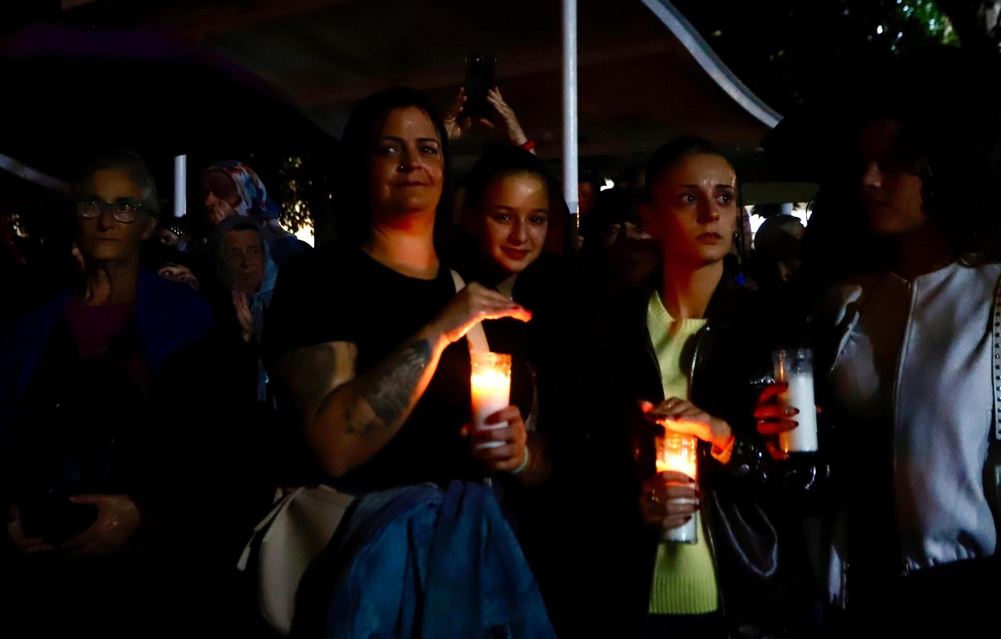 Una marcha con antorchas recorre los pueblos de l'Horta Sud entre gritos contra Mazón