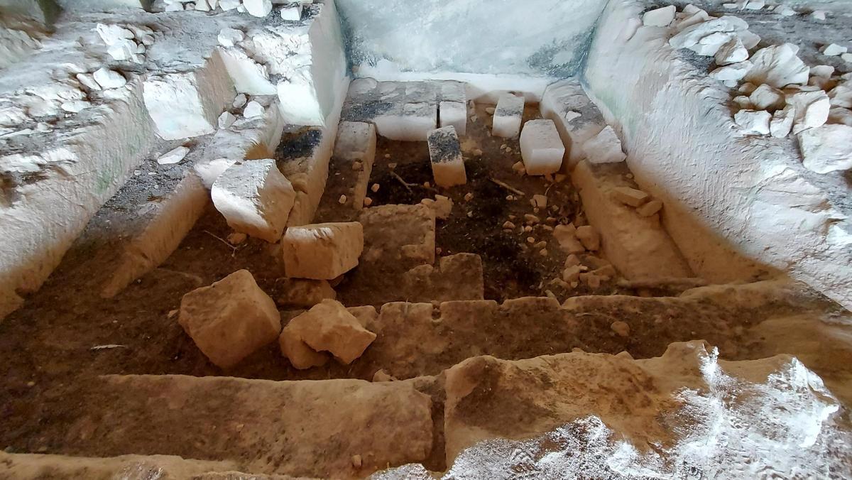 In der Höhle finden sich noch Spuren des später betriebenen Abbaus von Sandstein.