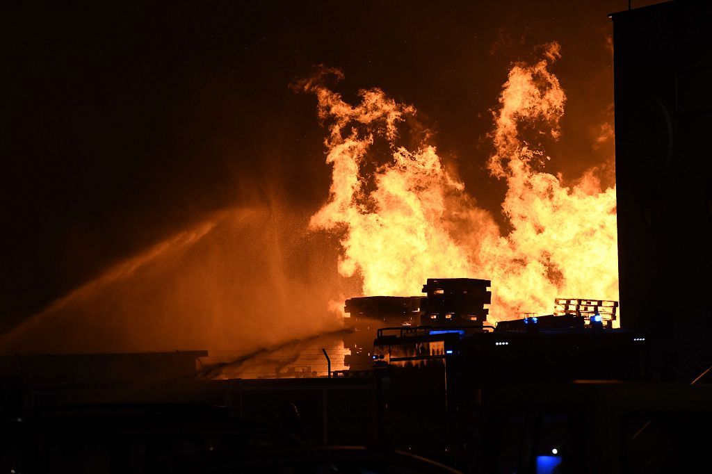 Estas son las imágenes que el aparatoso incendio de Puente Tocinos ha dejado este sábado