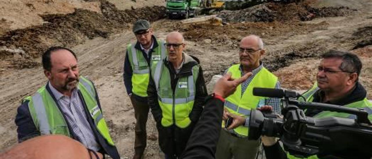 Tres imágenes de la visita ayer del director general y del alcalde a las instalaciones de Proambiente para ver el inicio de los trabajos, lo que incluyó un recorrido por algunas zonas sensibles, como los ríos de lixiviados.