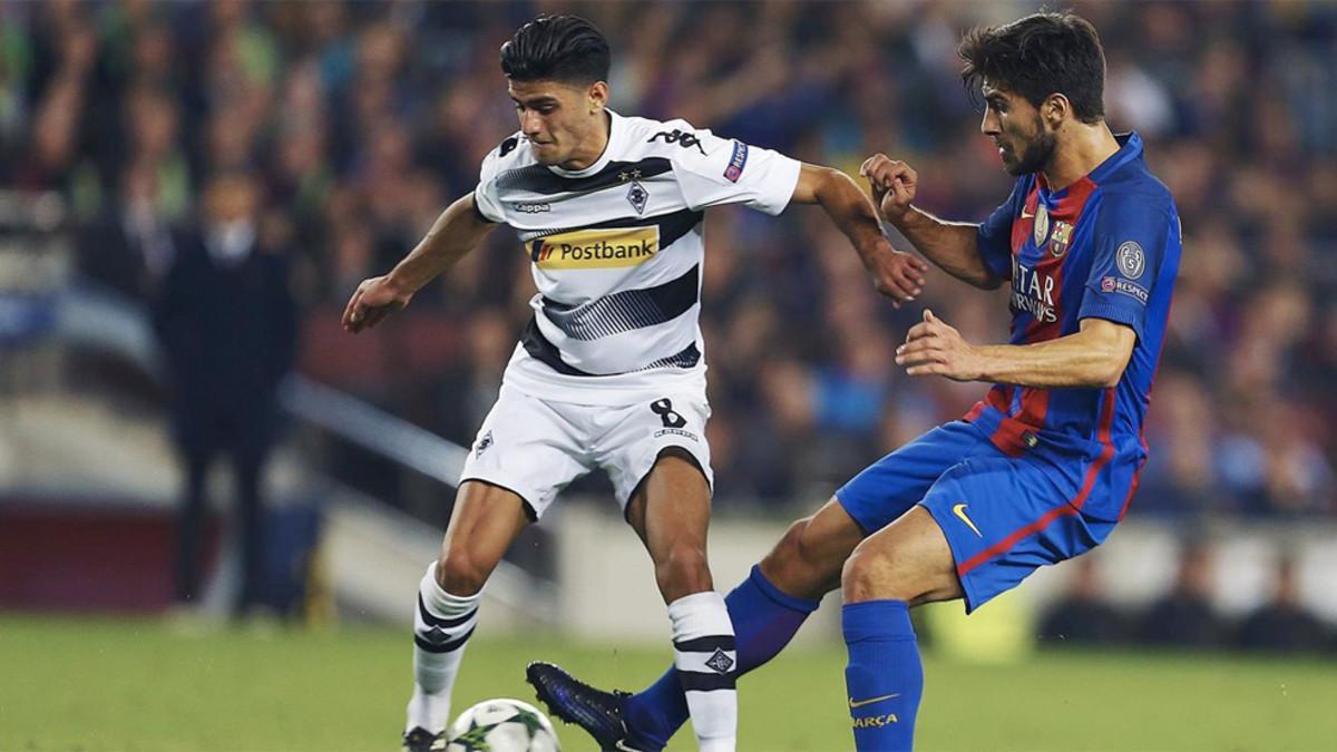 Mahmoud Dahoud, junto a André Gomes, en el pasado encuentro de Champions en el Camp Nou