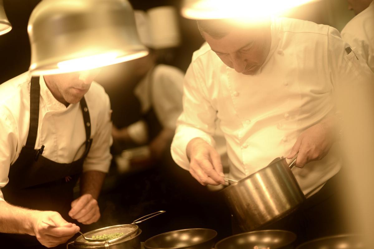 En su libro sobre técnicas básicas para cocinar en casa, el chef asegura que contar con un menaje variado facilita la mayoría de las tareas de cocina