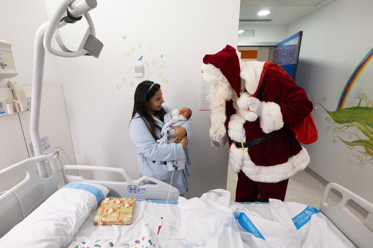 Todas las imágenes de la visita de Papá Noel al hospital Can Misses