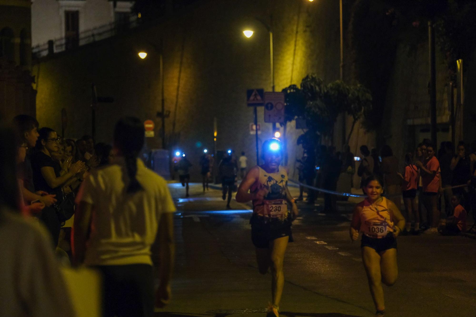 La carrera nocturna Mlk Trail & Tahermo llena de corredores el entorno de Gibralfaro