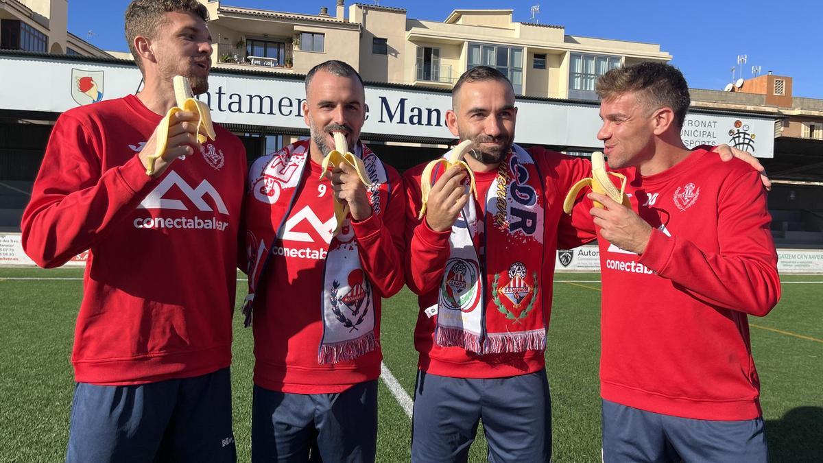 Los cuatro capitanes, Garí, Rubio, Gili y Chato, de izquierda a derecha, bromean comiéndose un plátano de Canarias.