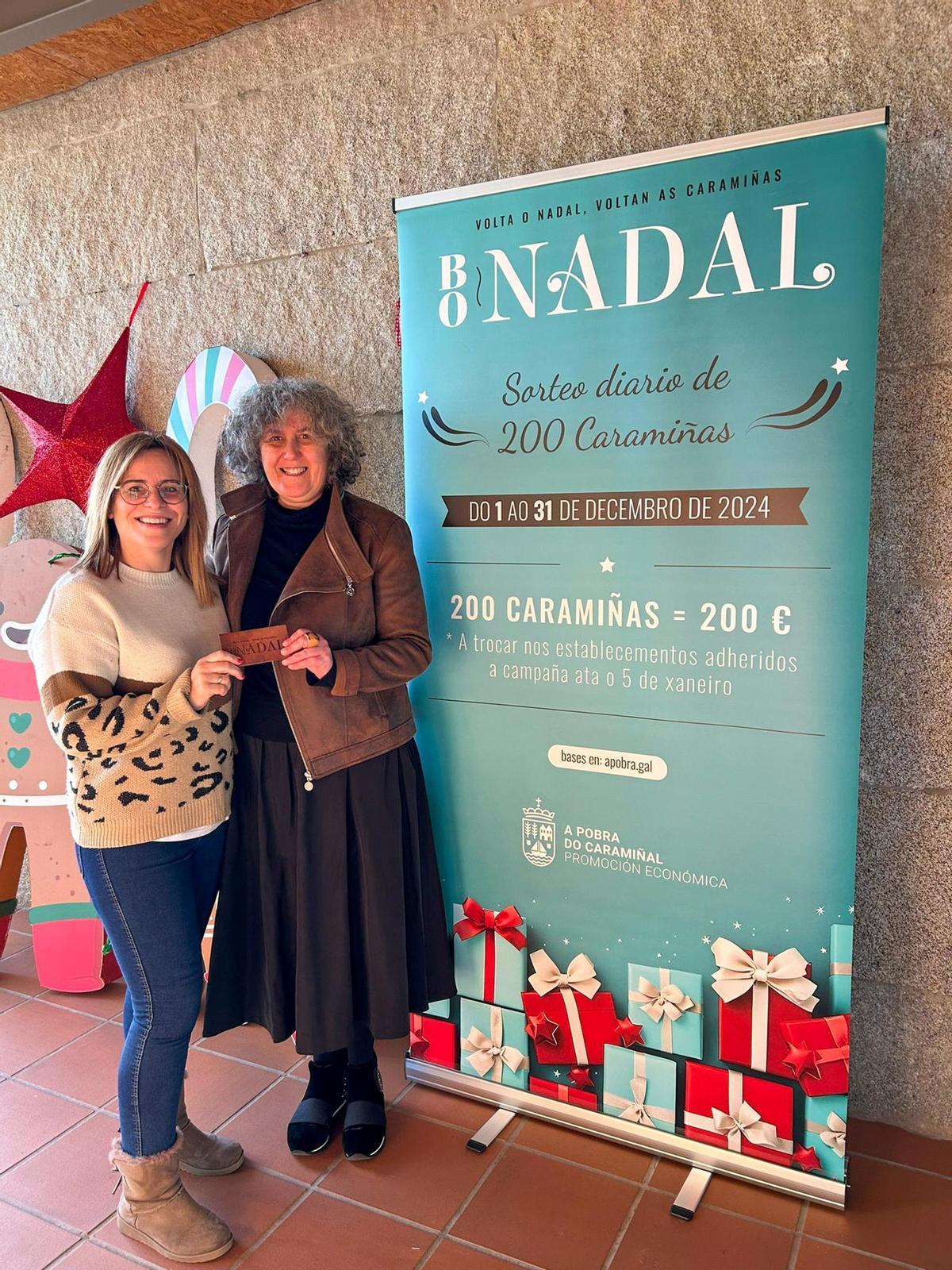 Amparo Cerecedo hizo entrega de las 'caramiñas' a las primeras personas agraciadas Amparo Cerecedo hizo entrega de las 'caramiñas' a las primeras personas agraciadas
