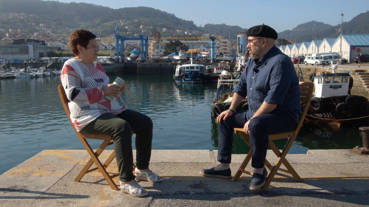 O presentador X.H.Rivadulla Corcón con Lola Domínguez no porto de Bueu.