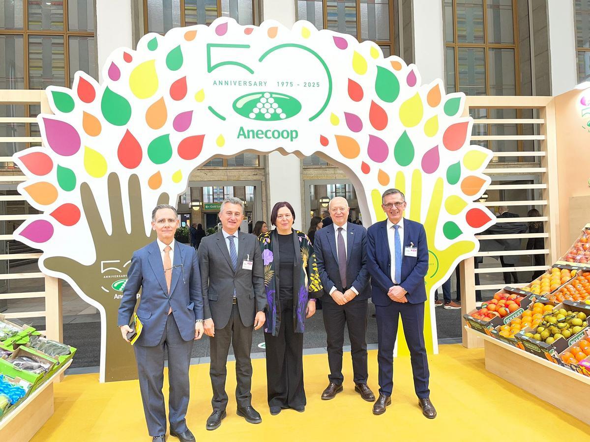 Miembros de Anecoop junto a la Secretaria de Estado de Agricultura y Alimentación, Begoña García Bernal.
