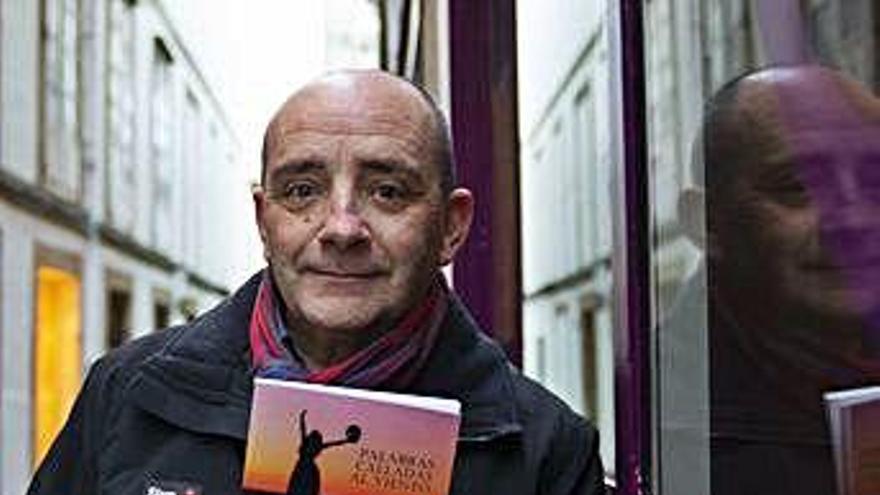 Manuel Carlos Murillo Gil con su libro, &#039;Palabras calladas al viento&#039;.